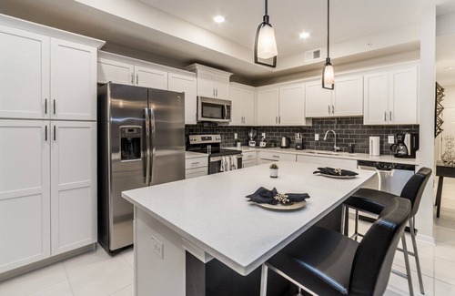 Bay Lake Apartment | 2 Bed Condo/CLOSEST RESORT TO DISNEY/MODERN/STYLISH/Contemporary/Free Wifi