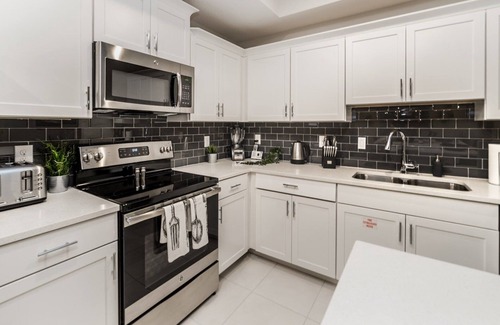 Bay Lake Apartment | 2 Bed Condo/CLOSEST RESORT TO DISNEY/MODERN/STYLISH/Contemporary/Free Wifi
