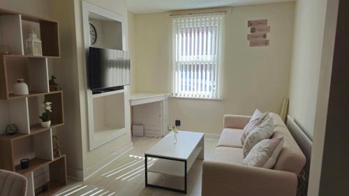 Slough House | 2 Bed Cottage Retreat in central location