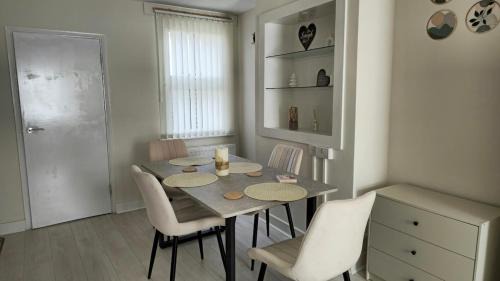 Slough House | 2 Bed Cottage Retreat in central location