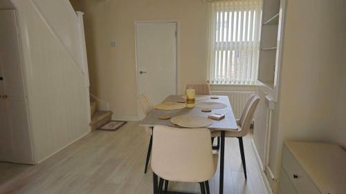Slough House | 2 Bed Cottage Retreat in central location
