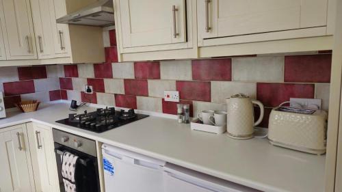 Slough House | 2 Bed Cottage Retreat in central location
