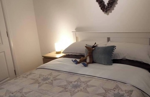 Murthly Cabin | 2 Bed Cottage Sleeps 4 -Private Garden -Pets Okay