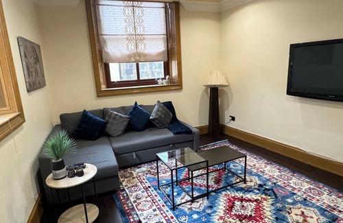 Bellahouston Cottage | 2-Bed Cottage, Sleeps 4, 10 mins to Glasgow Centre