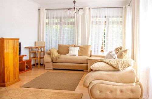 Nairobi House | 2 Bed Cottage Sleeps 4 - Onsite Parking Garden