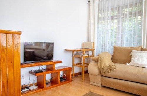 Nairobi House | 2 Bed Cottage Sleeps 4 - Onsite Parking Garden