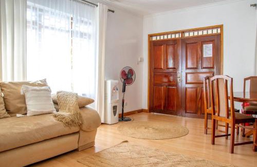 Nairobi House | 2 Bed Cottage Sleeps 4 - Onsite Parking Garden