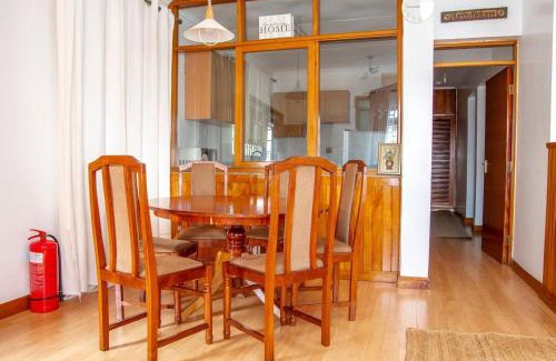 Nairobi House | 2 Bed Cottage Sleeps 4 - Onsite Parking Garden