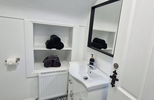 Tyrone Cottage | 2 Bed Cottage-sleeps 4-private Garden-parking