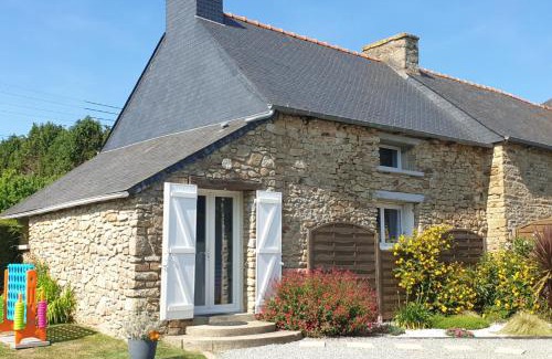 Plemet House | 2 Bed Cottage Sleeps 4 with Pool and Pet Friendly