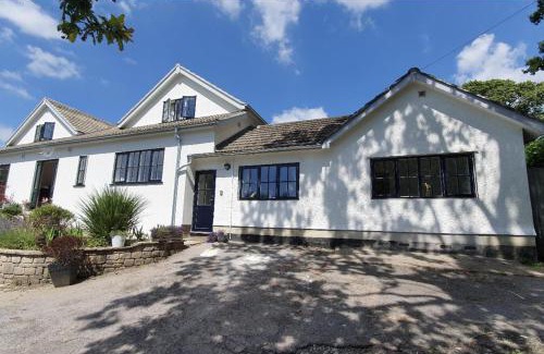Newton Abbot House | 2 Bed Cottage - Sleeps 4 - Garden Pets Wifi