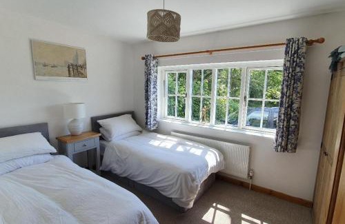 Newton Abbot House | 2 Bed Cottage - Sleeps 4 - Garden Pets Wifi