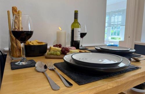 Moffat Apartment | 2 bed Elegant Flat in Stansted with parking