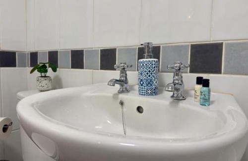 Moffat Apartment | 2 bed Elegant Flat in Stansted with parking