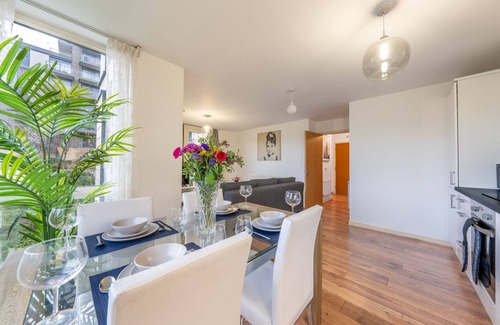 London Borough of Hounslow Apartment | 2 Bed Flat in Brentford with Parking