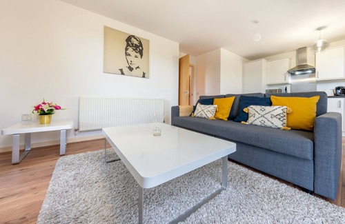 London Borough of Hounslow Apartment | 2 Bed Flat in Brentford with Parking