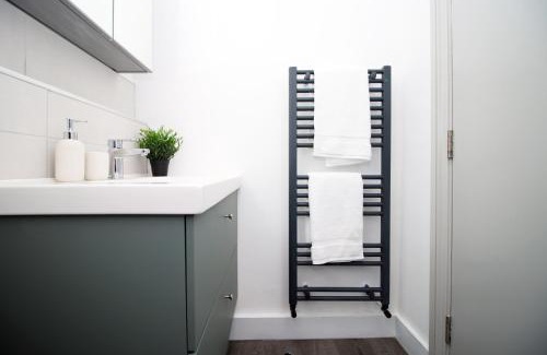 Canton Apartment | 2 Bed Flat next to Stadium with Street Parking Serviced Accommodation - Cardiff
