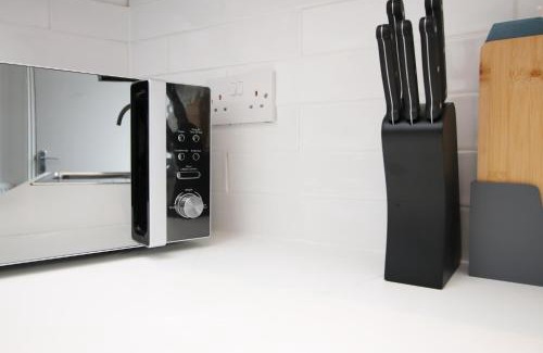 Canton Apartment | 2 Bed Flat next to Stadium with Street Parking Serviced Accommodation - Cardiff