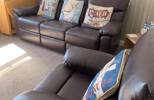 Slyne Apartment | 2 Bed Flat - Sleeps 3 - Parking - Wifi