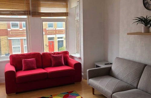 Newport Apartment | 2 Bed Flat - Sleeps 3 - Parking - Wifi