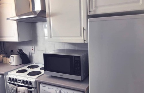 Kirkcaldy Apartment | 2 Bed Flat - Sleeps 4 - Garden - Parking - Wifi