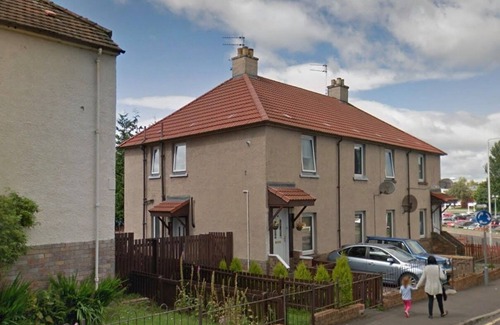 Kirkcaldy Apartment | 2 Bed Flat - Sleeps 4 - Garden - Parking - Wifi