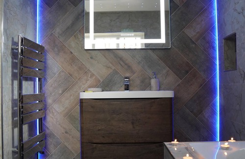 Bradford Apartment | 2 Bed Flat - Sleeps 4 - Jacuzzi Bath - Parking