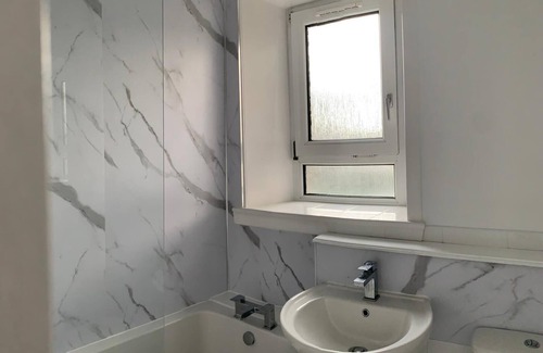 Central Aberdeen Apartment | 2 Bed flat - Sleeps 4 - Parking - Wifi