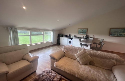 Motherwell Apartment | 2 Bed Flat - Sleeps 4 - Pets - Hot Tub - Gym