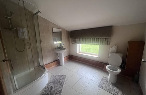 Motherwell Apartment | 2 Bed Flat - Sleeps 4 - Pets - Hot Tub - Gym