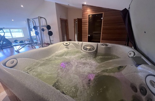 Motherwell Apartment | 2 Bed Flat - Sleeps 4 - Pets - Hot Tub - Gym