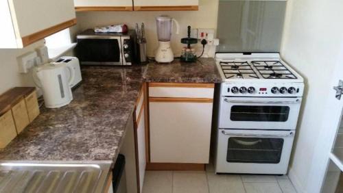 Central Aberdeen Apartment | 2 Bed flat - Sleeps 4 - Parking - Wifi