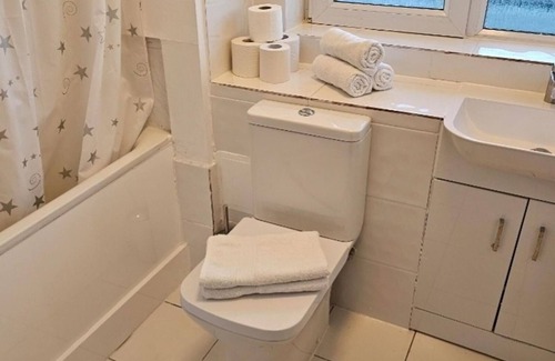 St. Johns Wood Apartment | 2 Bed Flat - Sleeps 4 - Parking - Balcony - Wifi