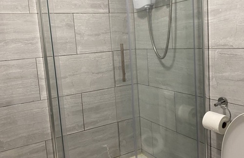 Bridgend Apartment | 2 Bed Flat - Sleeps 6 - Pets - Parking - Wifi