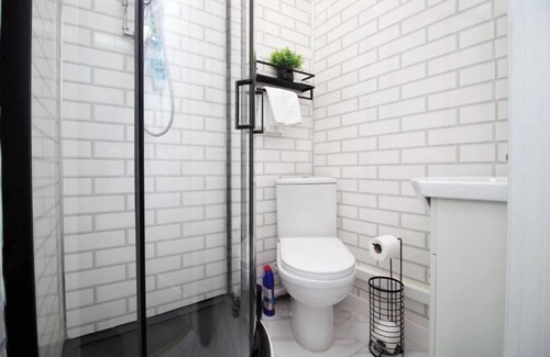 Cwmbrwla Apartment | 2 Bed Flat - Sleeps 6 - Parking - Wifi