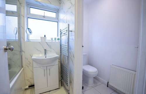 Selhurst Apartment | 2 Bed Flat - Sleeps 6 - Parking - Wifi