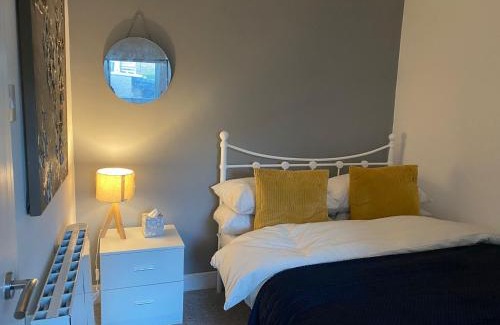 Bridgend Apartment | 2 Bed Flat - Sleeps 6 - Pets - Parking - Wifi