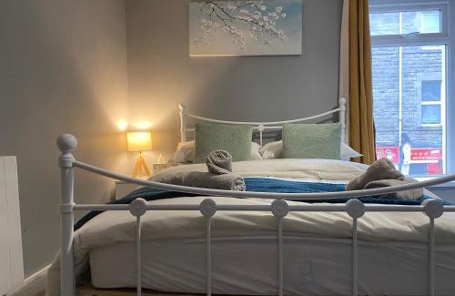 Bridgend Apartment | 2 Bed Flat - Sleeps 6 - Pets - Parking - Wifi