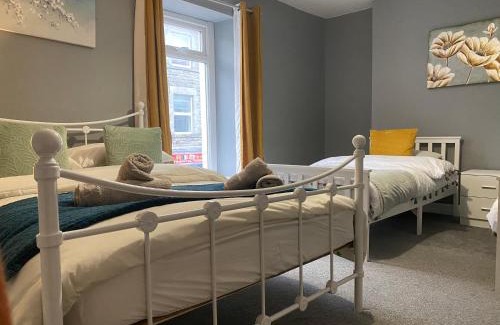 Bridgend Apartment | 2 Bed Flat - Sleeps 6 - Pets - Parking - Wifi