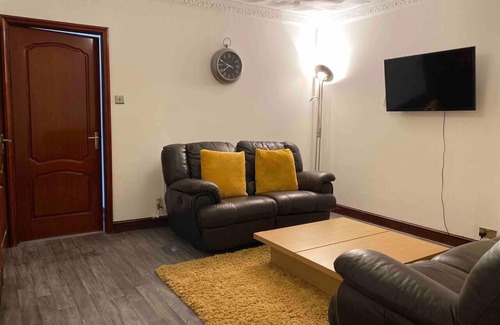 Cwmbrwla Apartment | 2 Bed Flat - Sleeps 7 - Parking - Wifi
