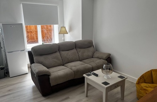 Long Eaton Apartment | 2 Bed Flat - Sleeps 8 - Pets - Garden - Parking