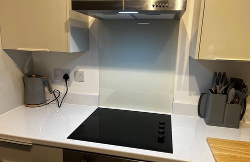 Long Eaton Apartment | 2 Bed Flat - Sleeps 8 - Pets - Garden - Parking