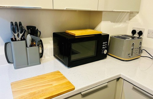 Long Eaton Apartment | 2 Bed Flat - Sleeps 8 - Pets - Garden - Parking