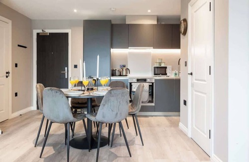 Leeds Apartment | 2 Bed Flats near Station & City Centre - Sleeps 6