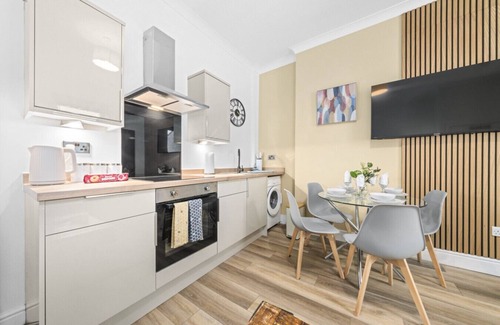Levenmouth House | 2 Bed Home with Parking Sleeps 4