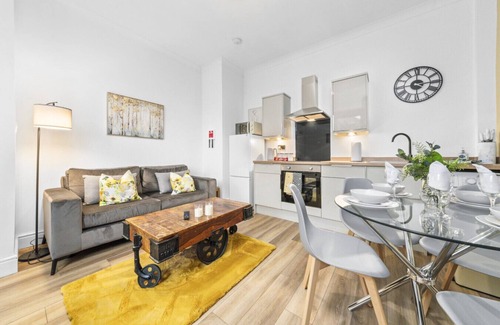 Levenmouth House | 2 Bed Home with Parking Sleeps 4