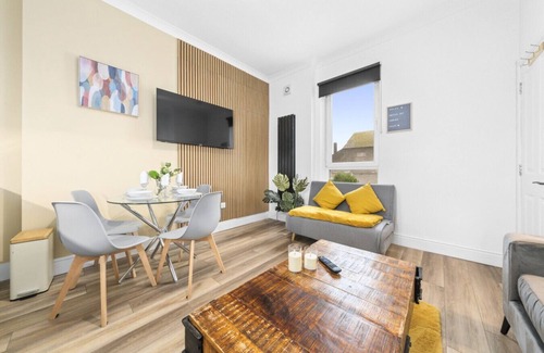 Levenmouth House | 2 Bed Home with Parking Sleeps 4