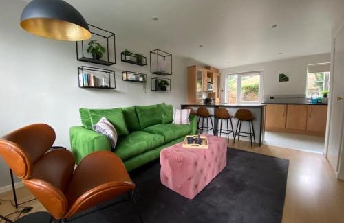 Hampton North House | 2 Bed House in Hampton - Free parking