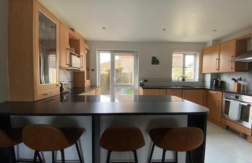Hampton North House | 2 Bed House in Hampton - Free parking