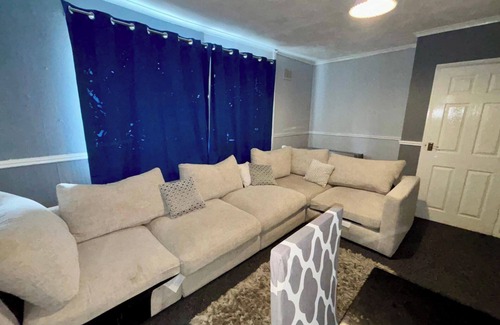 Tipton House | 2 Bed House-Sleeps 4-Free Parking